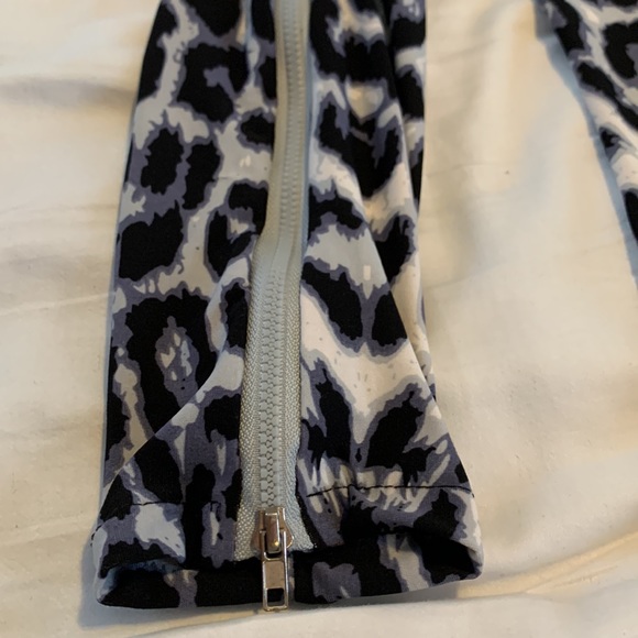 Dress, fitted, light weight for summer, long sleeves, Black White and Grey , L. - Picture 6 of 7